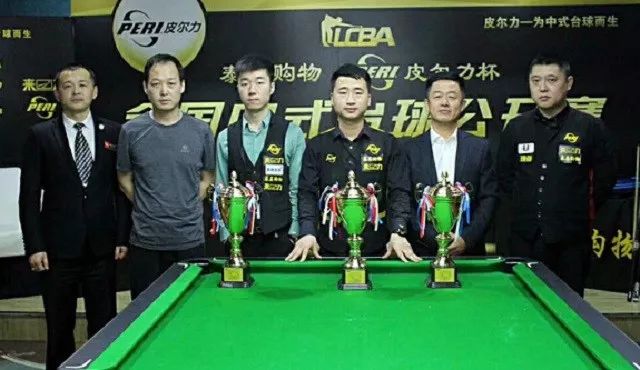 他的家族背 他的家族背